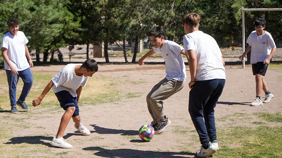 Manuel juega a la pelota con sus amigos y va dos veces por semana a una escuelita de fútbol cerca de su casa, en el Kilómetro 11. Manuel juega a la pelota con sus amigos y va dos veces por semana a una escuelita de fútbol cerca de su casa, en el Kilómetro 11.