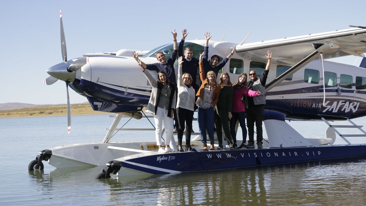 Susana Balbo junto a un grupo de pasajeros de Brasil en su avión anfibio que voló desde Mendoza hacia San Rafael.