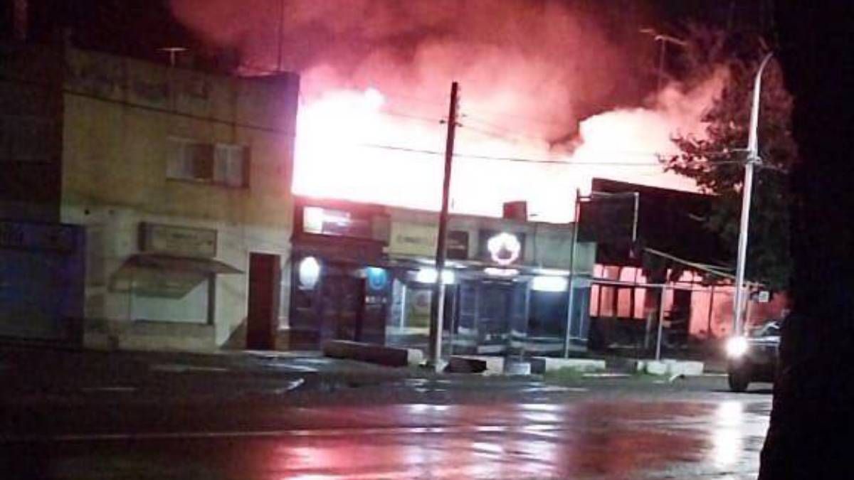 El incendio en un supermercado de Las Catitas dejó en evidencia los problemas operativos de los bomberos voluntarios de Santa Rosa.