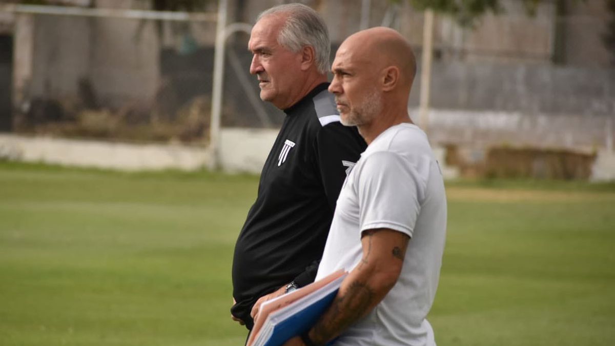 El entrenador de Gimnasia y Esgrima, José María Bianco, junto a Germán Noce, su&nbsp; ayudante de campo.
