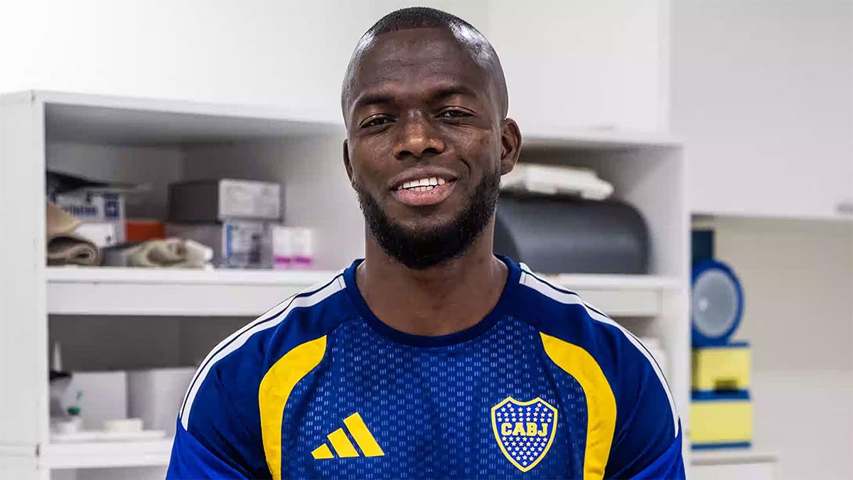 Enner Valencia firmó su contrato con Boca.