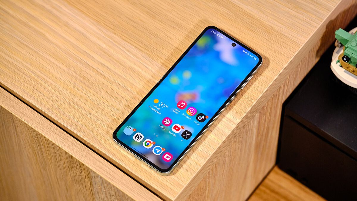 Este teléfono se destaca por su pantalla que se pliega en dos partes. Este teléfono se destaca por su pantalla que se pliega en dos partes.