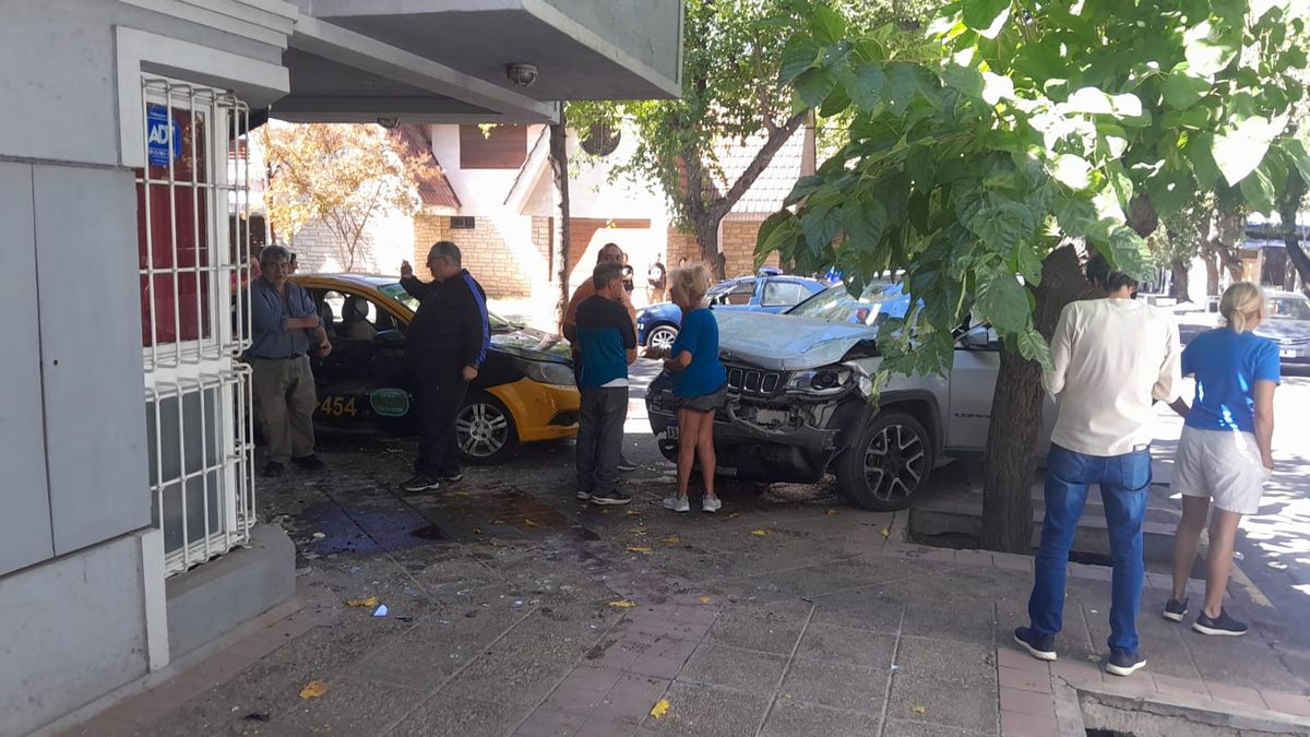 El taxista y su pasajero fueron asistidos por el Servicio de Emergencia Coordinado. El taxista y su pasajero fueron asistidos por el Servicio de Emergencia Coordinado.