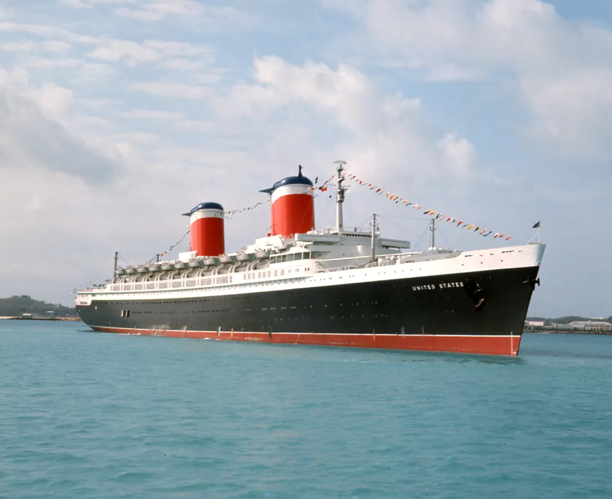 La transformación del SS United States de un transatlántico récord a un arrecife artificial simboliza la adaptabilidad de la ingeniería estadounidense. La transformación del SS United States de un transatlántico récord a un arrecife artificial simboliza la adaptabilidad de la ingeniería estadounidense.