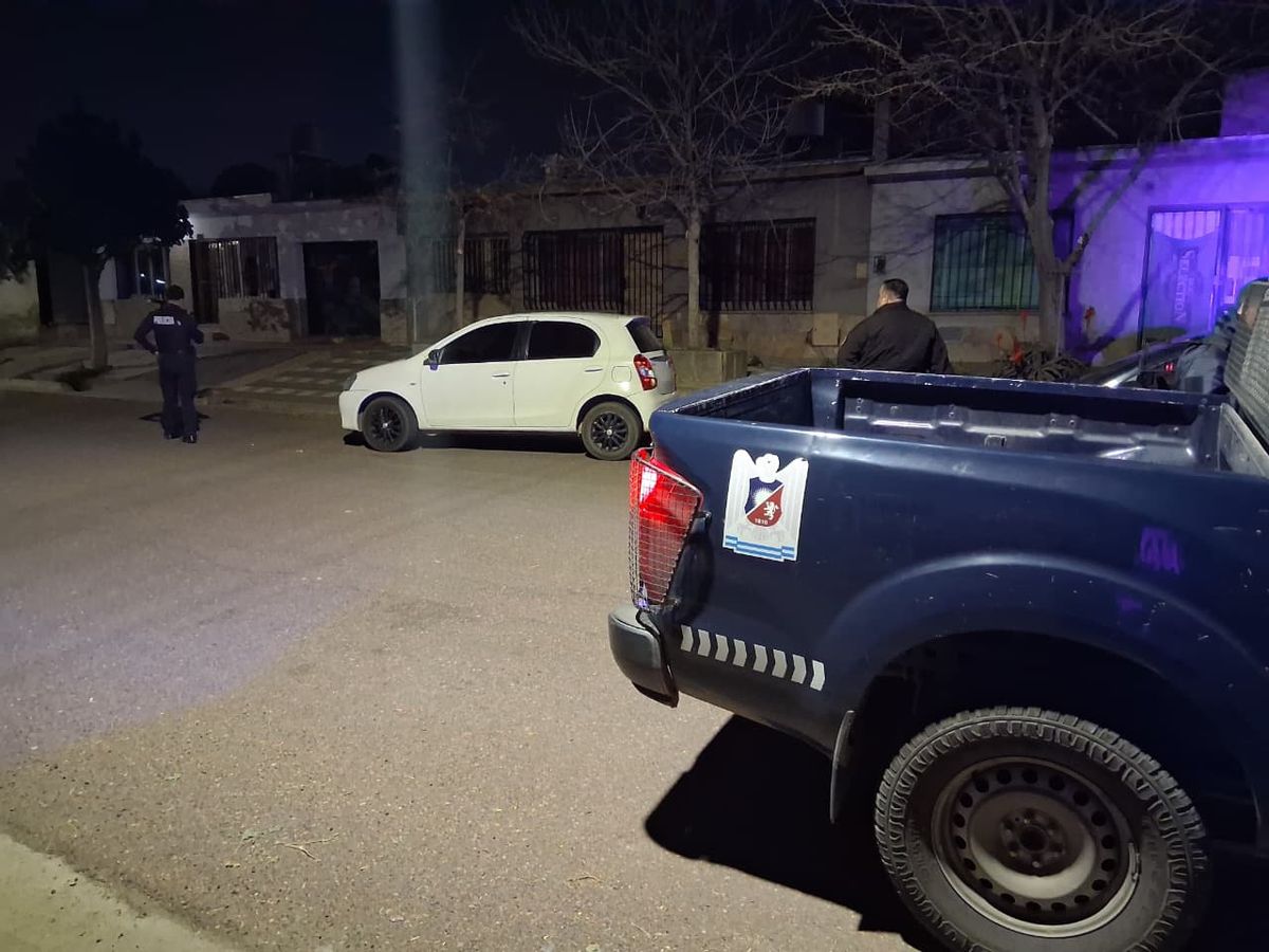 Cuatro delincuentes armados irrumpieron en la vivienda de Chacras de Coria mientras la víctima dormía. Cuatro delincuentes armados irrumpieron en la vivienda de Chacras de Coria mientras la víctima dormía.