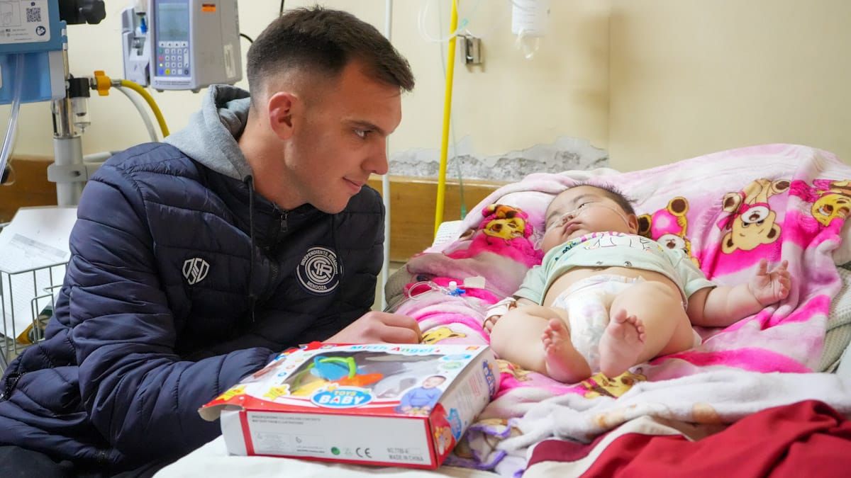 Facundo Masuero en un emotivo encuentro con uno de los bebés que se encuentran en el Notti. Facundo Masuero en un emotivo encuentro con uno de los bebés que se encuentran en el Notti.