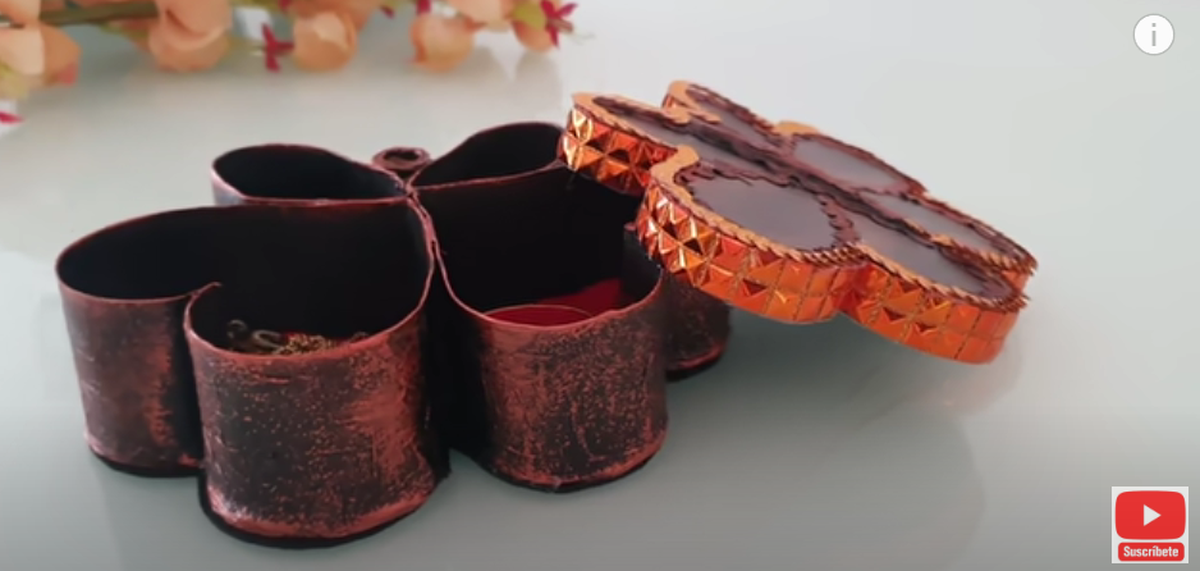 DIY: convierte el cartón de los rollos de papel higiénico en este organizador de joyas. DIY: convierte el cartón de los rollos de papel higiénico en este organizador de joyas.