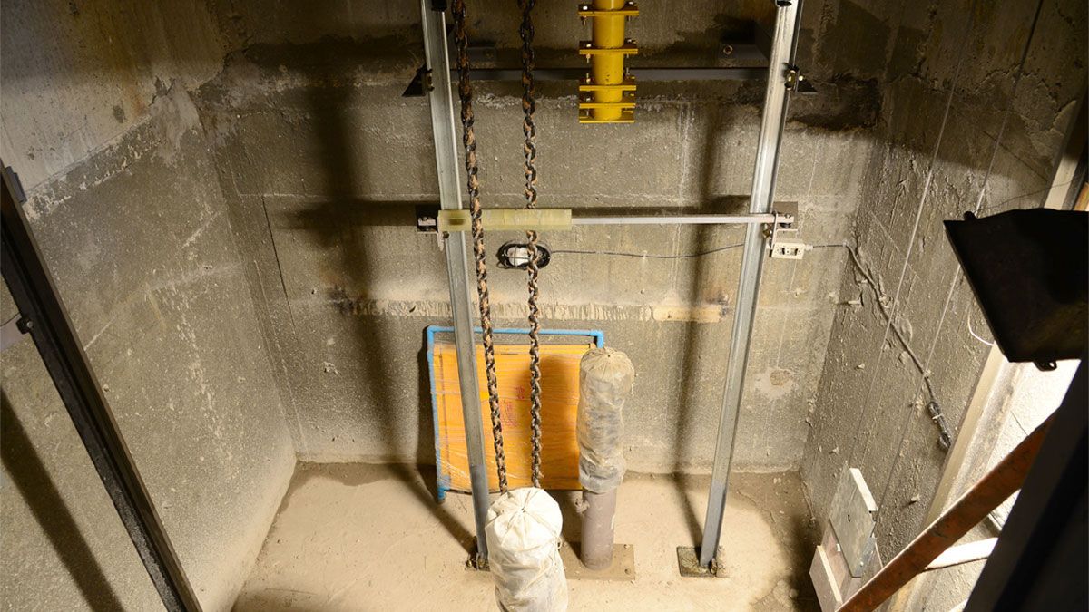 El obrero que protagonizó el accidente por el hueco del ascensor, cayó desde el sexto piso y murió.
