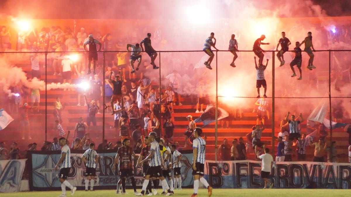 Los hichas del Atlético Argentino se subieron al alambrado y el partido se detuvo. Los hichas del Atlético Argentino se subieron al alambrado y el partido se detuvo.