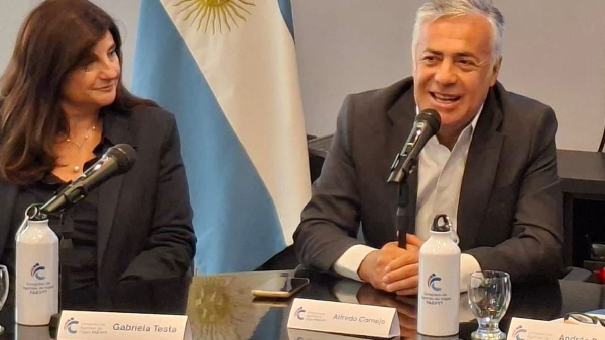 La directora del Emetur, Gabriela Testa, y el gobernador Alfredo Cornejo durante el anuncio del congreso turístico en Mendoza. La directora del Emetur, Gabriela Testa, y el gobernador Alfredo Cornejo durante el anuncio del congreso turístico en Mendoza.