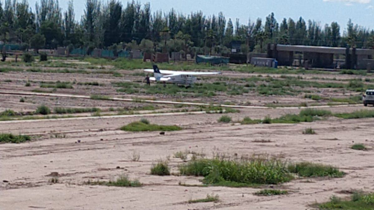 La avioneta que le prestaba servicios al Iscamen debió aterrizar forzosamente en un descampado de Maipú.