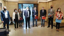 Legisladores del PJ llegaron hasta Casa de Gobierno para reunirse con la ministra de Salud, Ana María Nadal, pero no lograron que ningún funcionario los atendiera. Le dejaron 30 pedidos de informe&nbsp;