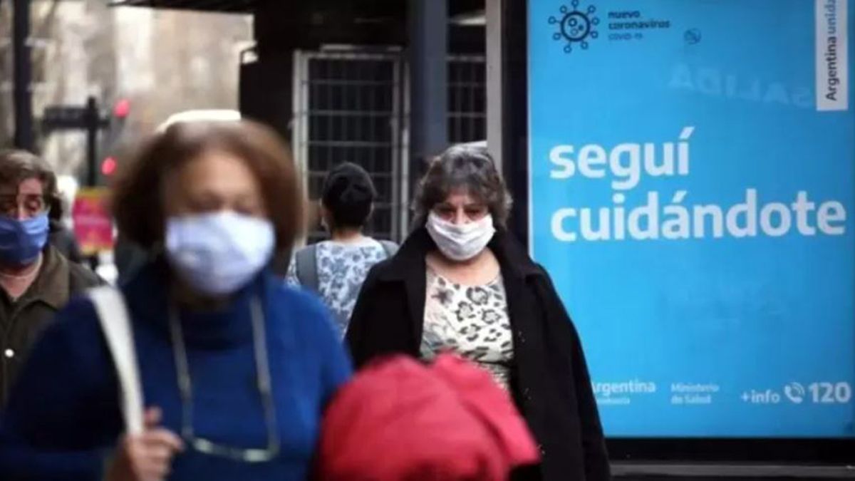 Descendieron por primera vez en dos meses los casos e Covid en el país pero subieron las muertes