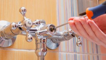 Cómo arreglar una canilla que pierde agua cada vez que la abres