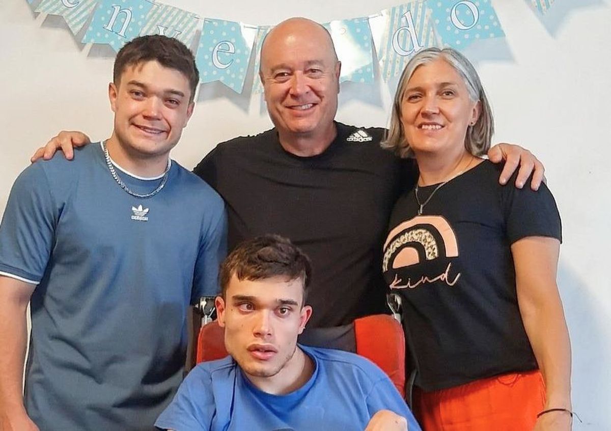 Alejandra junto a su familia: Agustín, a la derecha, su hijo mayor; Rubén, su esposo y abajo Salvador, que tiene 20 años. La secuela de la prematurez fue una parálisis cerebral. Alejandra junto a su familia: Agustín, a la derecha, su hijo mayor; Rubén, su esposo y abajo Salvador, que tiene 20 años. La secuela de la prematurez fue una parálisis cerebral.