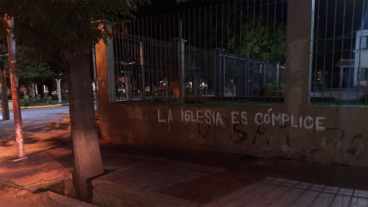 Diez mujeres fueron detenidas por pintadas callejeras