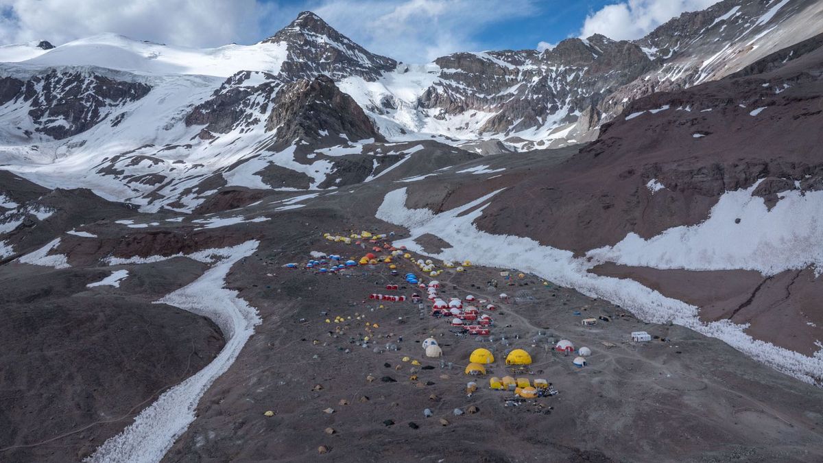 Una majestuosa imagen sacada con un dron del campamento Plaza de Mulas, a 4.300 metros de altura sobre el nivel del mar, en Aconcagua. Una majestuosa imagen sacada con un dron del campamento Plaza de Mulas, a 4.300 metros de altura sobre el nivel del mar, en Aconcagua.