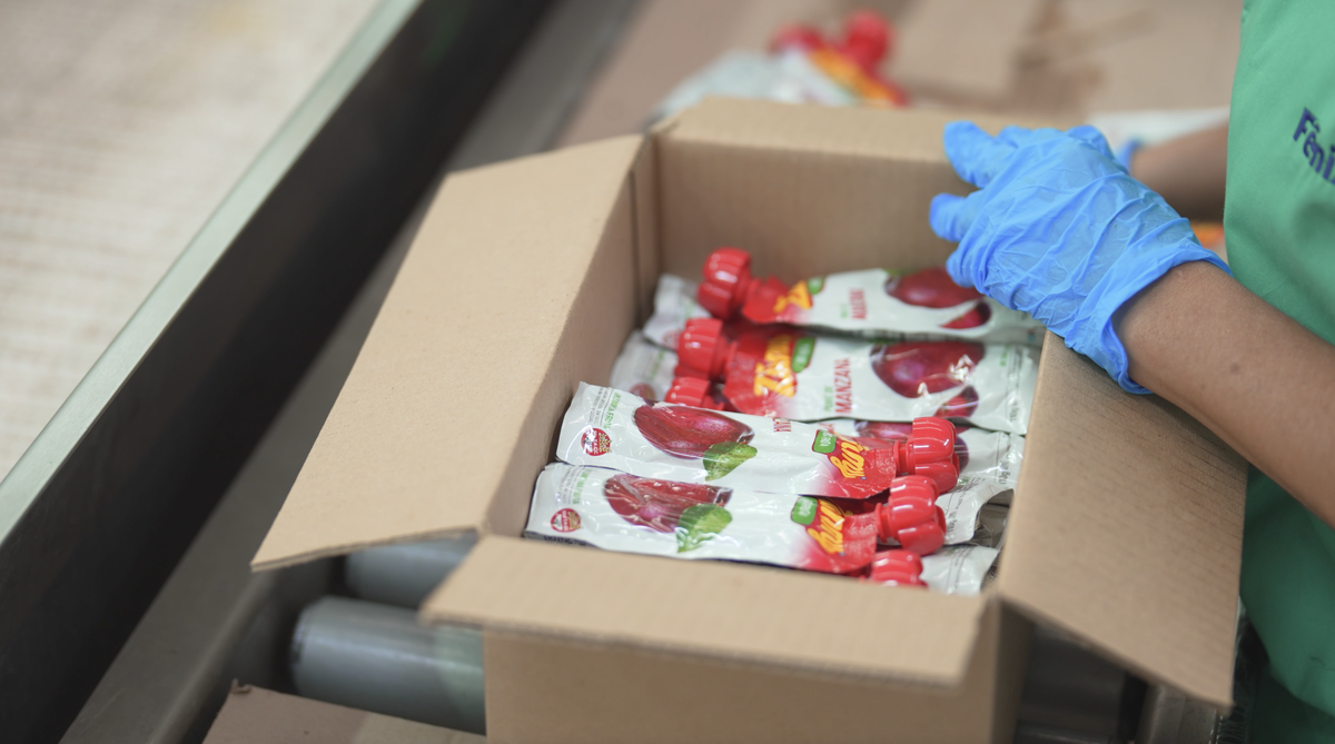 De la fábrica al cliente. El puré de fruta de Fénix, en pleno embalaje De la fábrica al cliente. El puré de fruta de Fénix, en pleno embalaje