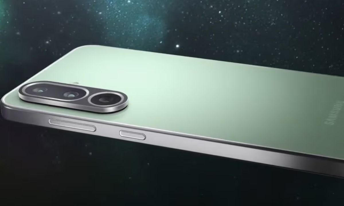 Este teléfono Samsung tiene un precio base de 551 dólares. Este teléfono Samsung tiene un precio base de 551 dólares.