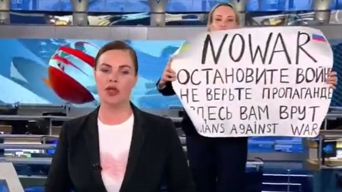 El momento en que Marina Ovsiannikova&nbsp; aparece detrás de la periodista de un noticiero moscovita con una pancarta donde se lee: No a la guerra, no crean la propaganda. Aquí les están mintiendo.
