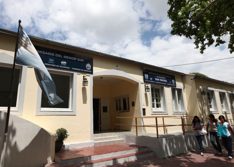 Un menor detenido atacó a dos policías y a uno de ellos le rompió dos dientes de una trompada