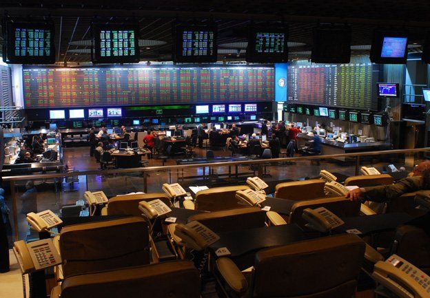 Los bonos argentinos bajo ley extranjera registraron una suba del 0,6% y las acciones treparon 3% promedio en Wall Street, con un riesgo país en descenso. Los bonos argentinos bajo ley extranjera registraron una suba del 0,6% y las acciones treparon 3% promedio en Wall Street, con un riesgo país en descenso.