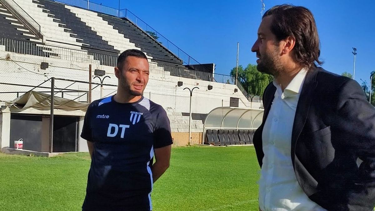 El entrenaor Joaquín Sastre, junto al presidente Fernando Porreta, quien estuvo en la práctica de Gimnasia y Esgrima.
