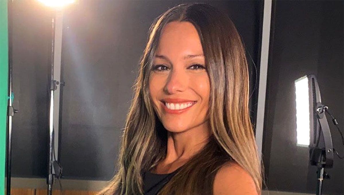 Pampita paraliza la red mostrándose en corpiñito Barbiecora y ultra calcitas
