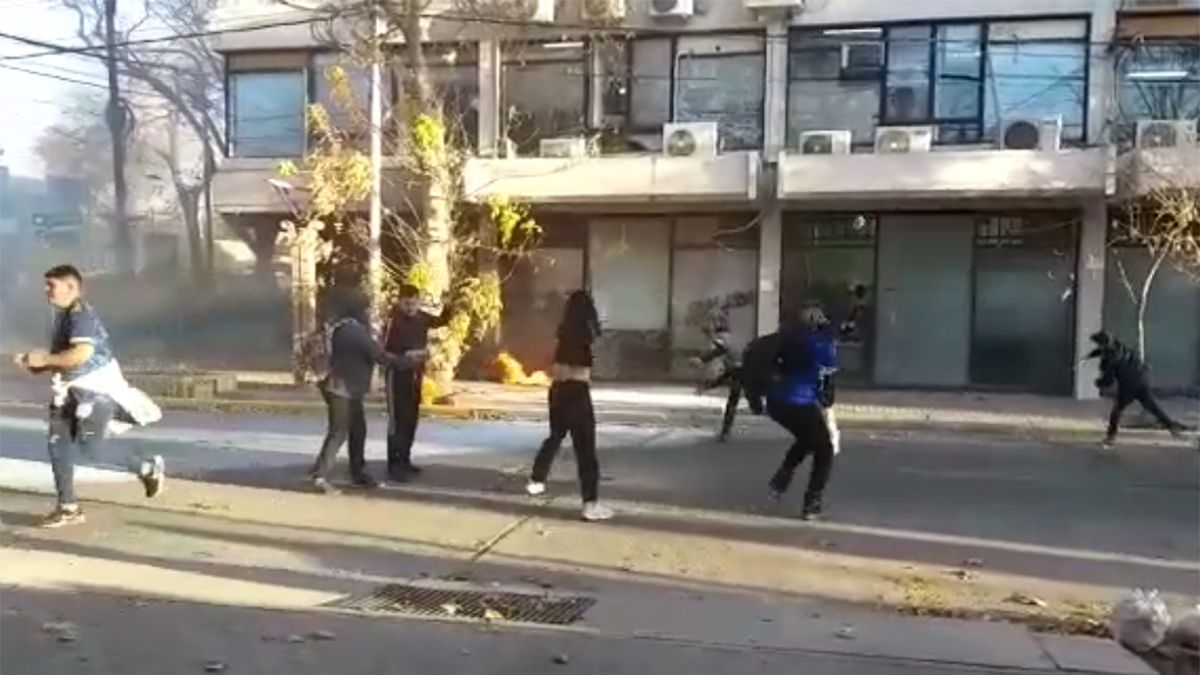 A pesar del pedido de una marcha pacífica por Agostina Trigo, varias personas apedrearon e hicieron pintadas en los edificios estatales de San Martín