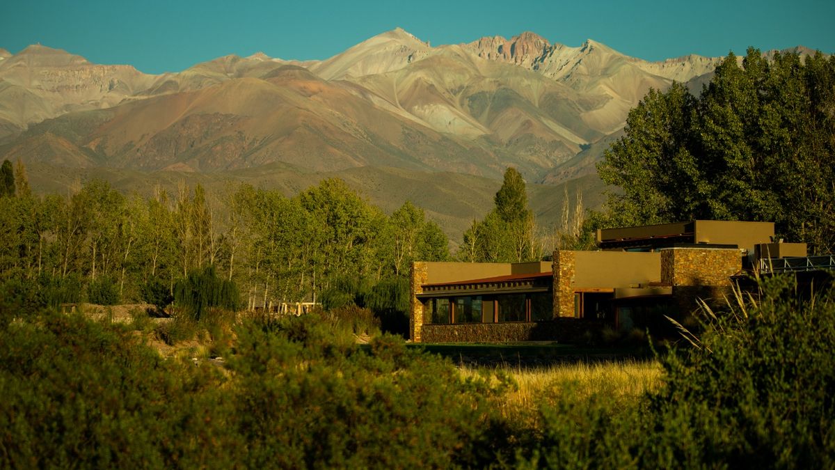 Este hotel de montaña se gestó como un proyecto familiar que hoy se abre al turismo de alta gama en Uspallata. Este hotel de montaña se gestó como un proyecto familiar que hoy se abre al turismo de alta gama en Uspallata.