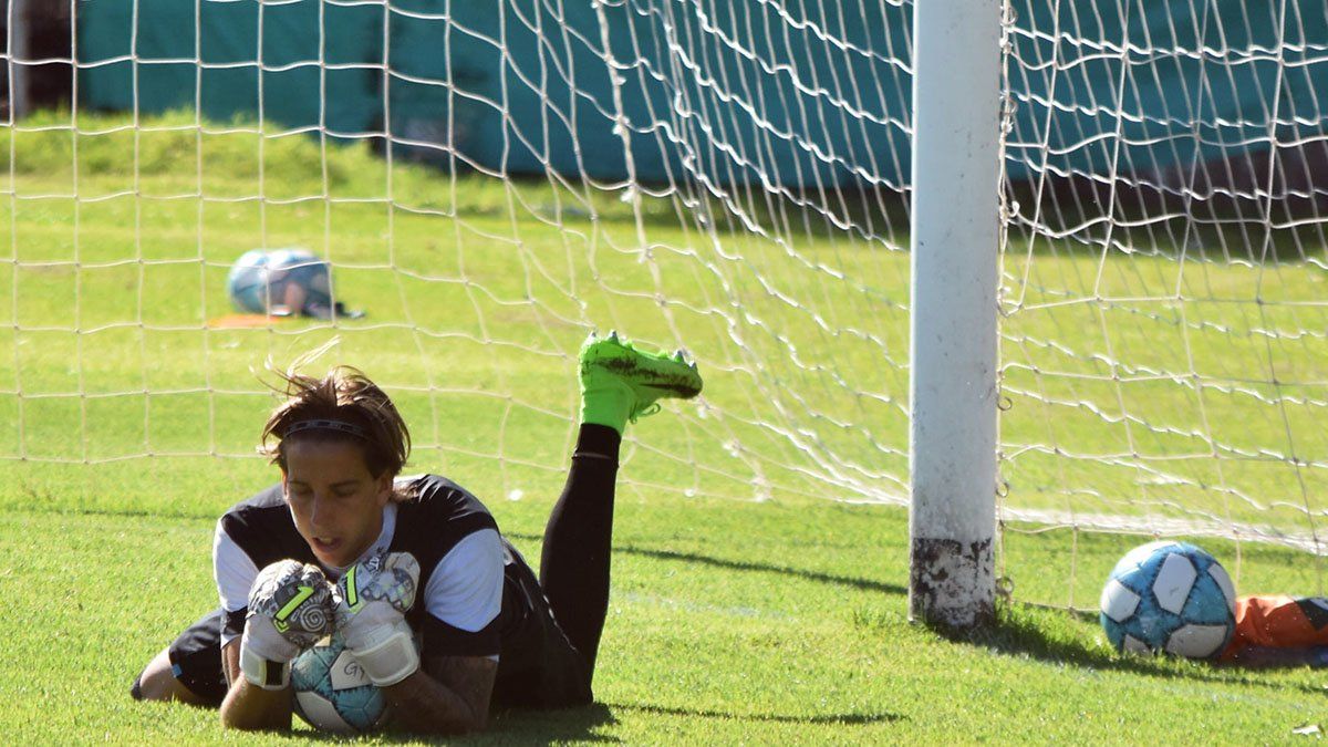 El arquero Tomás Giménez apunta a ganar los dos partidos que le quedan al Lobo.