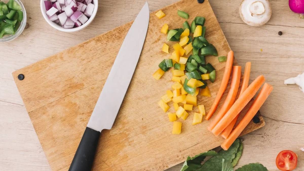 Desinfecta la tabla de madera y elimina sus olores en 10 minutos