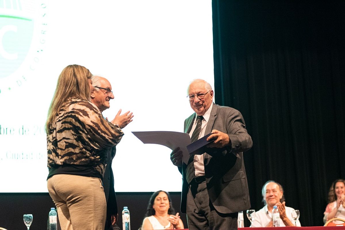 Mención especial por su trayectoria y aporte a la institución para el Decano de la Facultad de Estudios Internacionales, Mgter. Ernesto Sbriglio