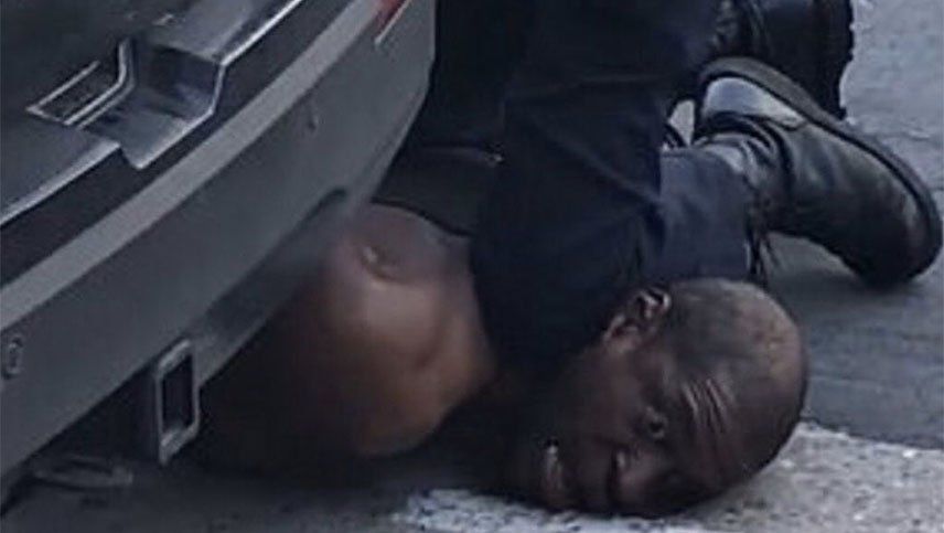 El policía Derek Chauvin que mató al afroamericano George Floyd fue liberado bajo fianza y continúa acusado de asesinato en segundo grado