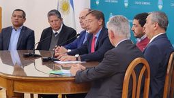Rodolfo Suarez firmó en representación de Mendoza los acuerdos con la minera Aguilar y el Grupo ARG.