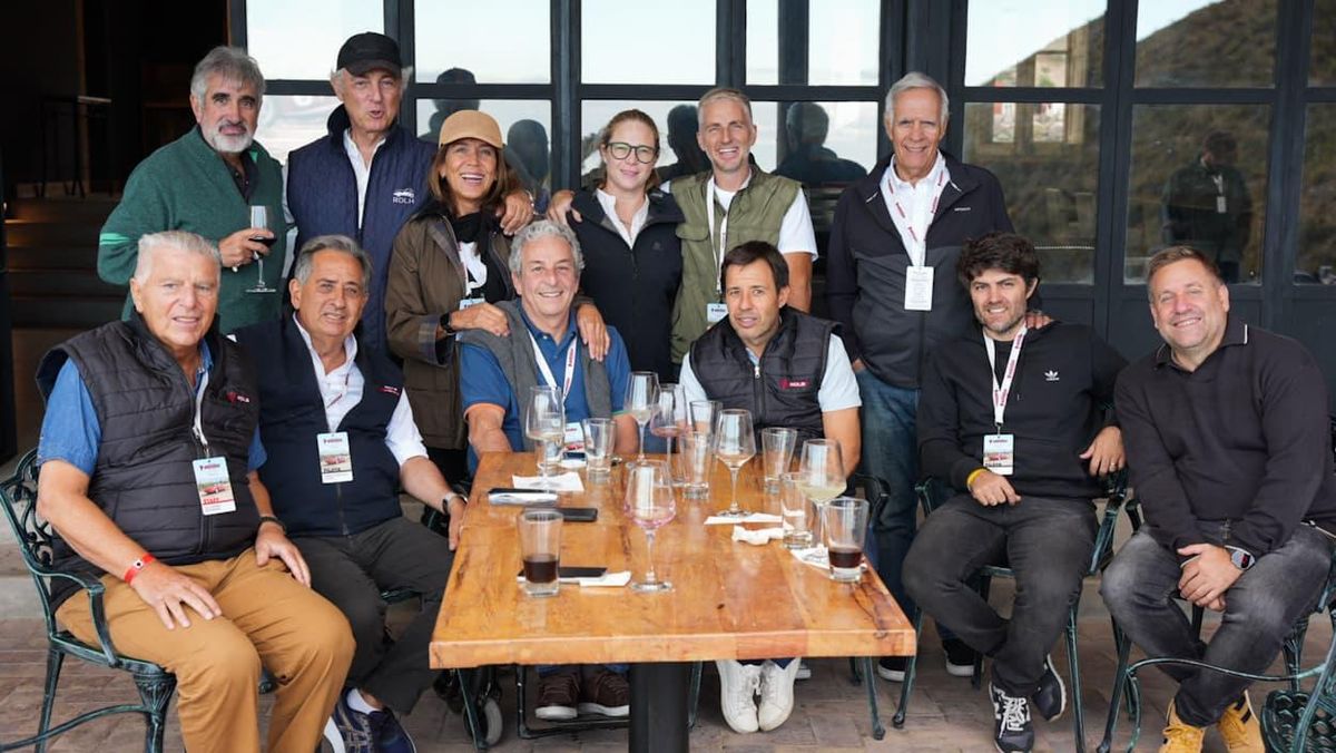 ¡El gran equipo mendocino!  Arriba: Sergio Calas, Máximo Baccanelli, Beatriz de la Mota, Sol Conalvi, Matías Monserrat, Roberto Ceja.  Abajo: Bicho Boverman, Mario Viazzo, Roberto de la Mota, Mario Vazzo hijo, Emiliano Ceja y Santo Giuliano.