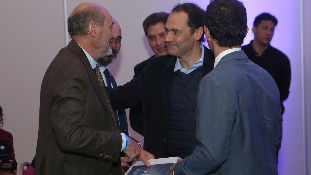 El ministro Rodolfo Vargas Arizu junto al empresario Mauricio Badaloni, ex presidente de la UIM.