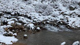 En el Oeste del Valle de Uco, en el Manzano Histórico, se registraron este martes las primeras nevadas -débiles-, que brindaron este efímero paisaje en pleno otoño.