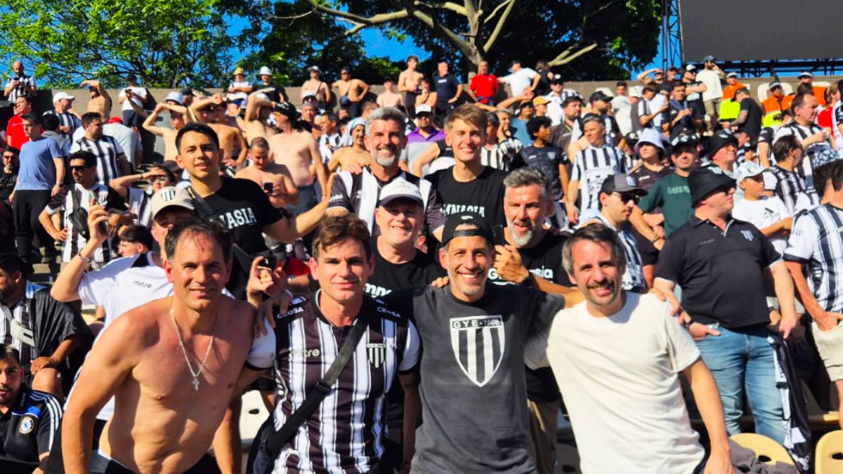 Ulpiano y Lautaro Suarez (arriba al medio) y el grupo de 