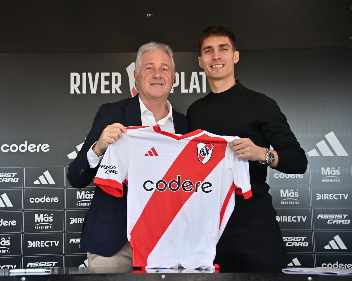 River sumó a un defensor central entre sus refuerzos. Aquí Federico Gattoni posa con el vicepresidente del club, Matías Patanián.