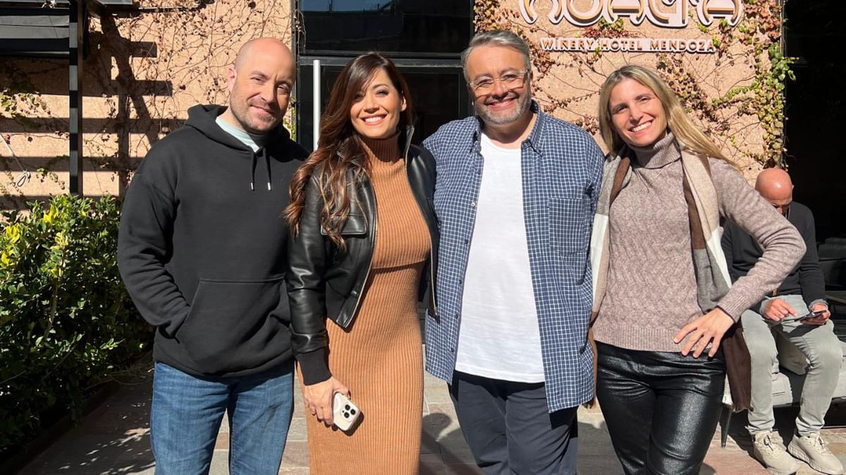 Gisela Campos junto a los chefs Flavio Egles y Gerardo Domínguez, y la RRPP del Grupo Huentala Gabriela Pellegrino, al terminar el rodaje de la apertura del programa. Gisela Campos junto a los chefs Flavio Egles y Gerardo Domínguez, y la RRPP del Grupo Huentala Gabriela Pellegrino, al terminar el rodaje de la apertura del programa.