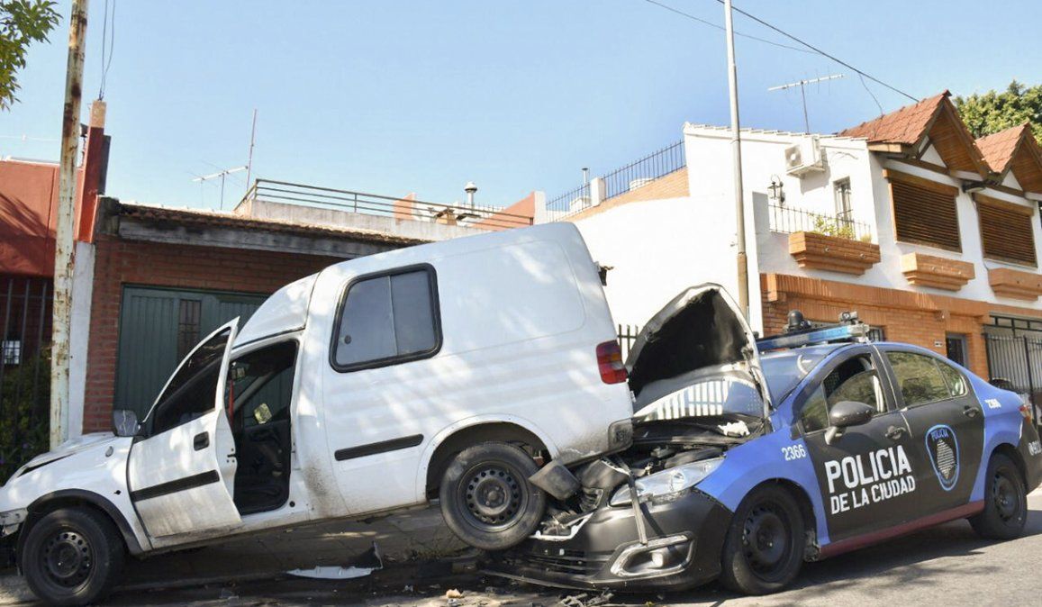 Los delincuentes se hicieron pasar por operarios de una telefóniica para ingresar a la casa de dos ancianos y un vecino llamó a la policía que logró detener a dos sujetos