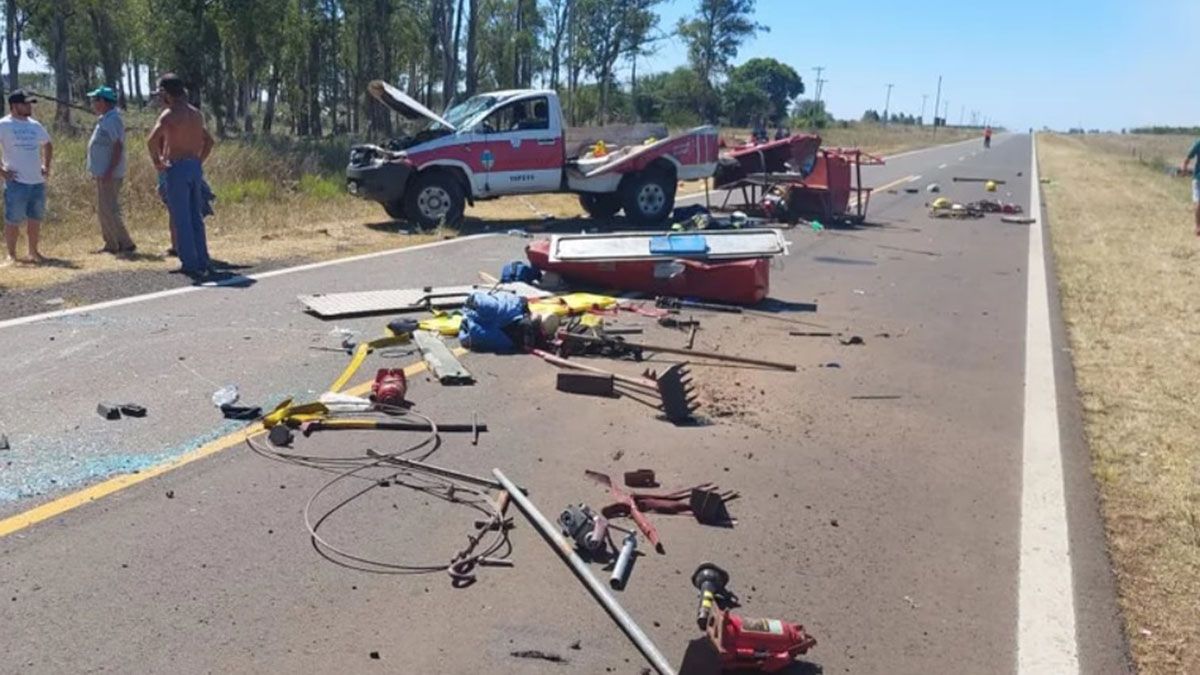 La camioneta en la que se desplazaba el bombero que resultó muerto en Yapeyú, Corrientes, que volcó en una ruta nacional