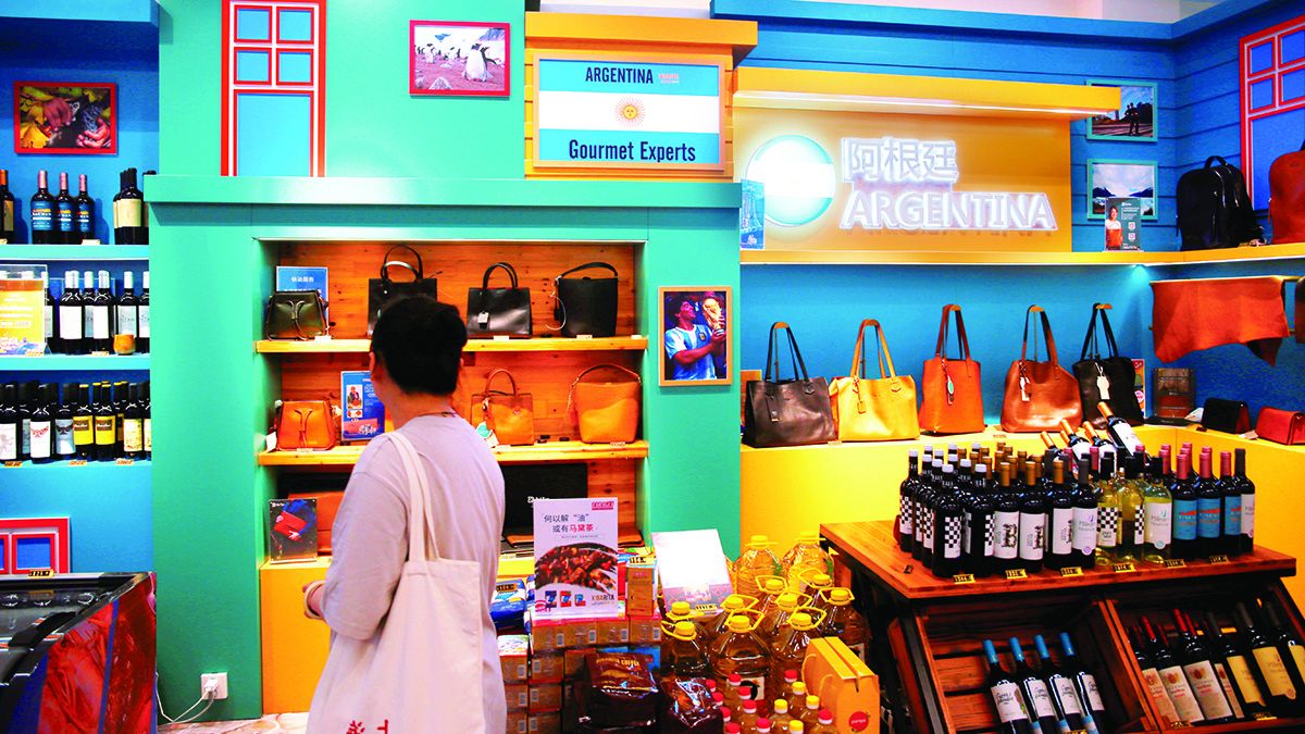 Una visitante en el stand de productos argentinos en una feria en Shanghai en pasado junio. CHEN YUYU / PARA CHINA DAILY