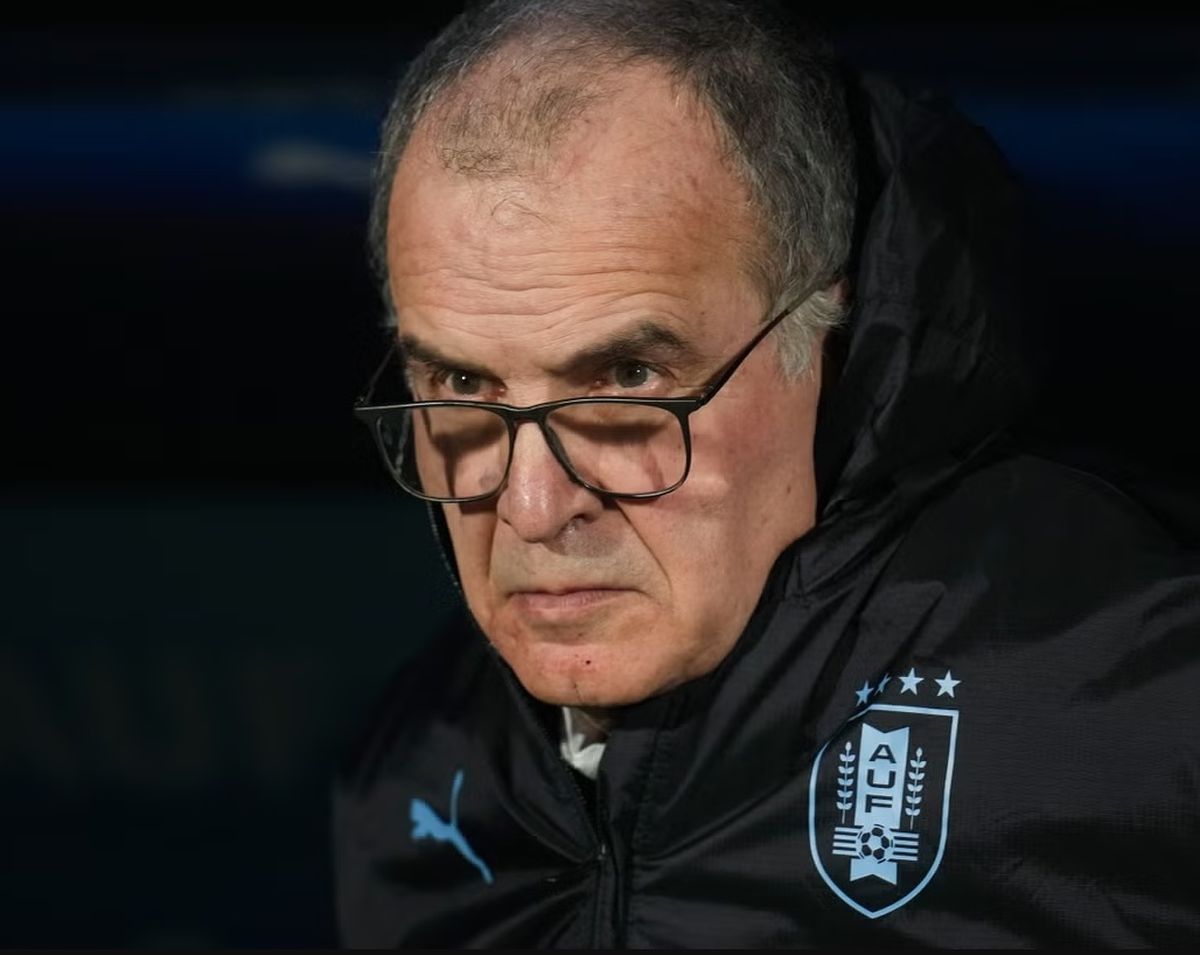 Marcelo Bielsa tom&oacute; una decisi&oacute;n que afectar&aacute; a la Asociaci&oacute;n Uruguaya de F&uacute;tbol.
