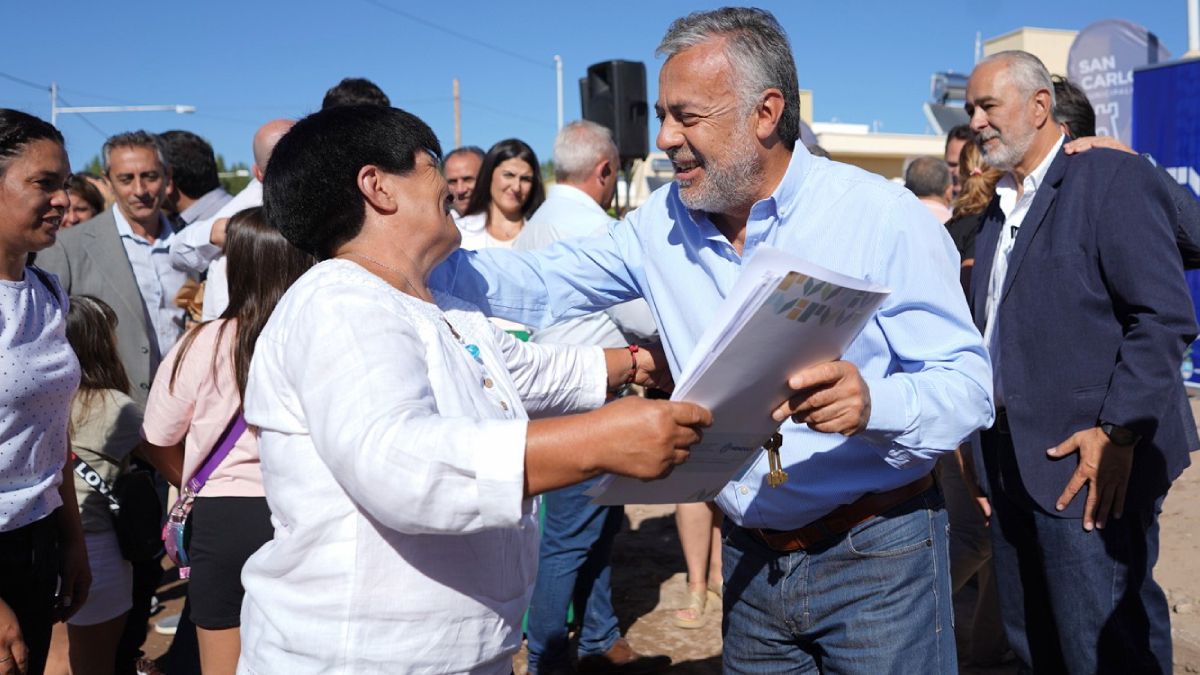 El gobernador Alfredo Cornejo durante la entrega de 31 casas del IPV en San Carlos.