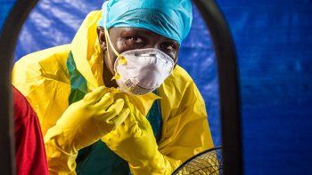 El ébola no se detiene: murió el undécimo médico en Sierra Leona