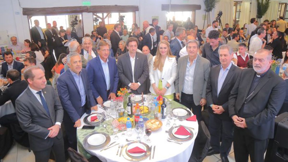 Convivencia. Suarez compartió la mesa con Cornejo, los hermanos Félix, empresarios y autoridades religiosas. Convivencia. Suarez compartió la mesa con Cornejo, los hermanos Félix, empresarios y autoridades religiosas.