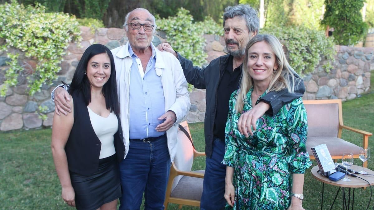 Dream Team: el equipo de “Primeras Voces” Verónica Tripiana, Andrés Gabrielli y Sara González acompañando a Bebo en su presentación Dream Team: el equipo de “Primeras Voces” Verónica Tripiana, Andrés Gabrielli y Sara González acompañando a Bebo en su presentación