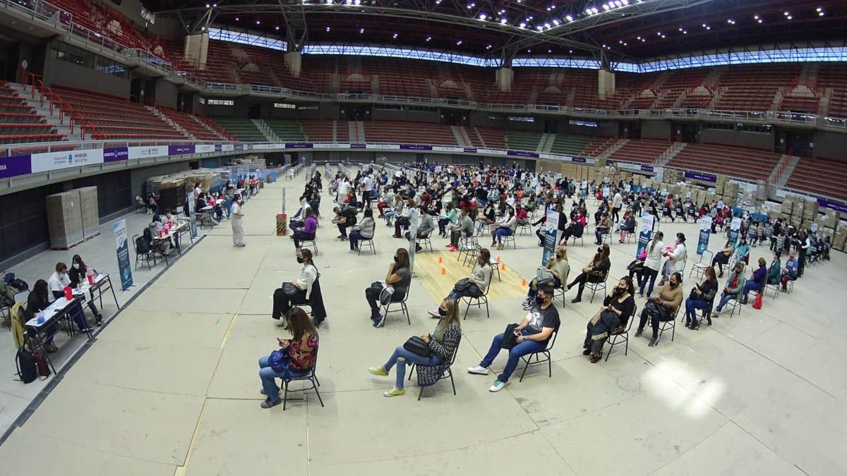 Mezcla de vacunas: ante la falta de Sputnik V el Gobierno comenzó a combinarla con la Moderna y AstraZeneca. Para esta modalidad, y para la segunda dosis de Sinopharm sigue abierto el Aconcagua Arena.